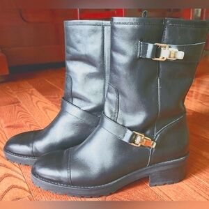 Massimo Dutti women’s 100% leather boot.